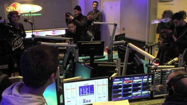 Krewella interprète Live for the night en live, dans les studios de Fun Radio