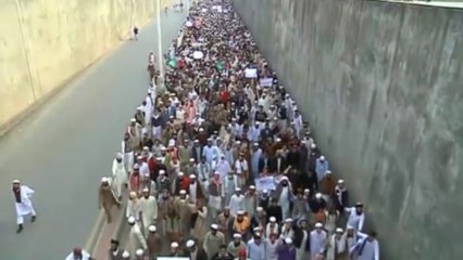 Thousands take to the streets of Pakistan