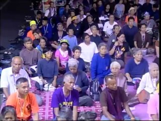 พ่อครู และ อ.ปราโมทย์ ที่เวทีผ่านฟ้า 20 พฤศจิกายน 2556 01