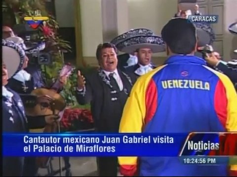 Juan Gabriel canta las mañanitas a Nicolás Maduro en víspera de su cumpleaños