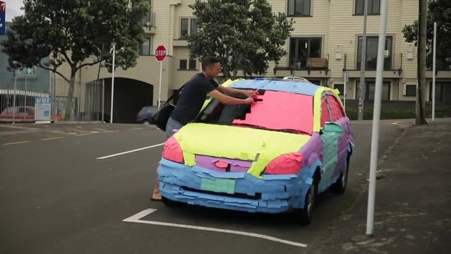 Recouvrir de post-it la voiture d'un ami par vengeance