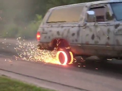 Le plus gros BURNOUT jamais vu ... il va jusqu'à la jante! Taré...