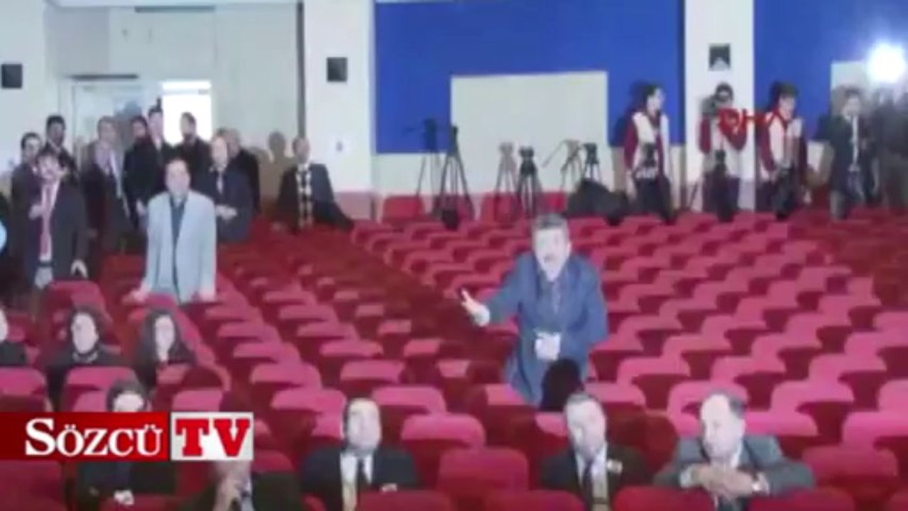 Dershaneciler salonu böyle terk etti!