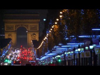 Париж засия в коледни светлини