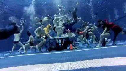 Harlem Shake sous l'eau dans une piscine - YouTube