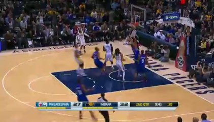 Michael Carter-Williams 無視溜馬的防守快攻飛身單手灌籃