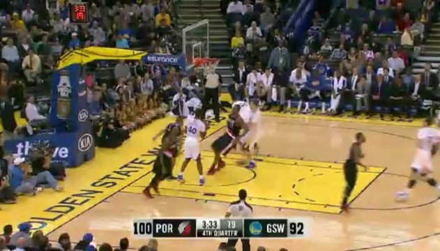 Nicolas Batum monte au dunk sur Stephen Curry