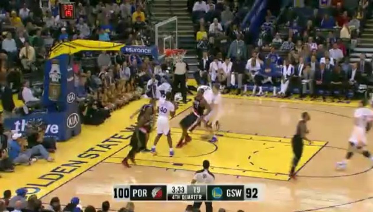 Nicolas Batum monte au dunk sur Stephen Curry
