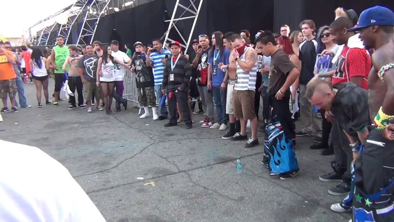 Hot women Shuffling at Insomniac_s Nocturnal Wonderland 2011