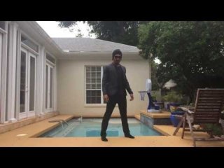 Video herunterladen: Man Performs Swimming Pool Trick