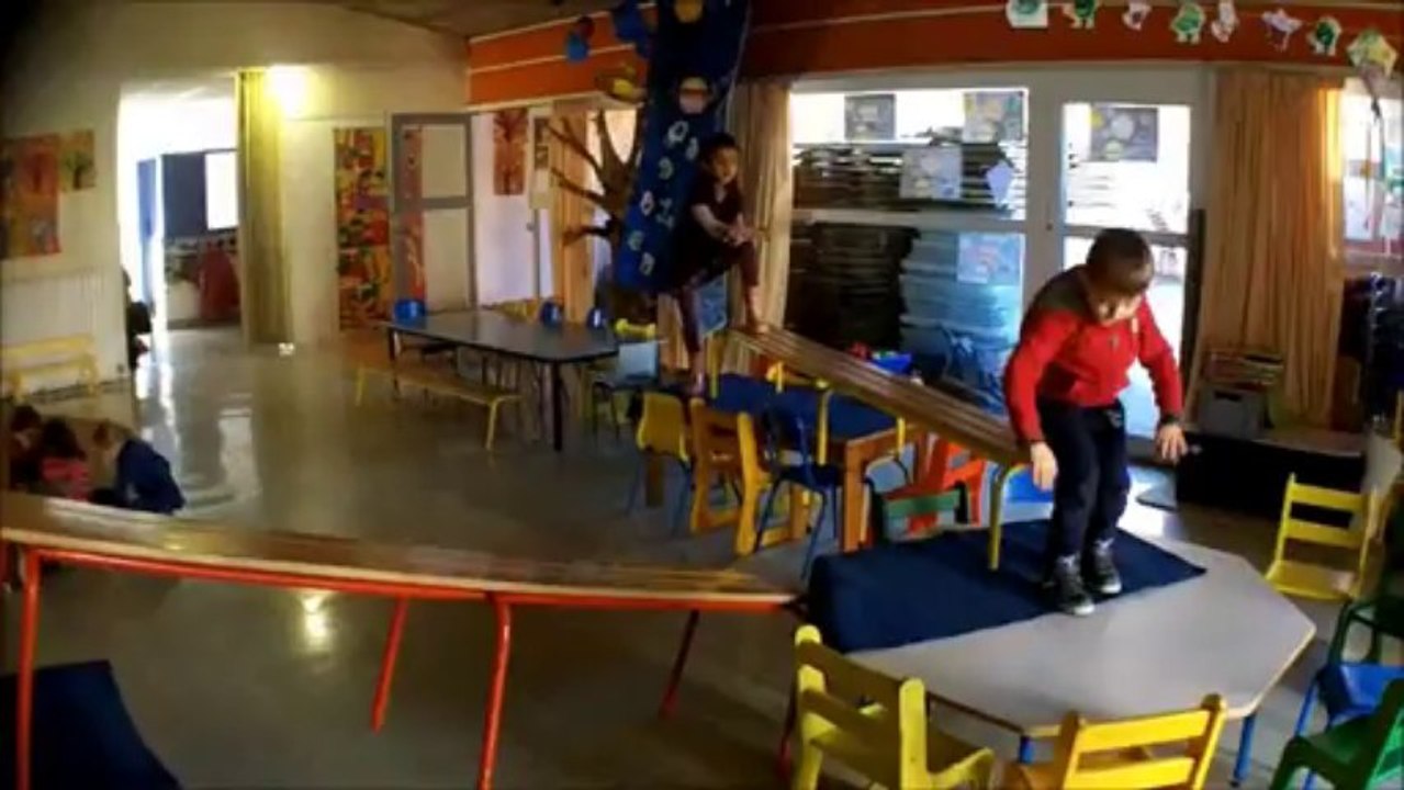 PARCOURS en pentes avec saut final en maternelle