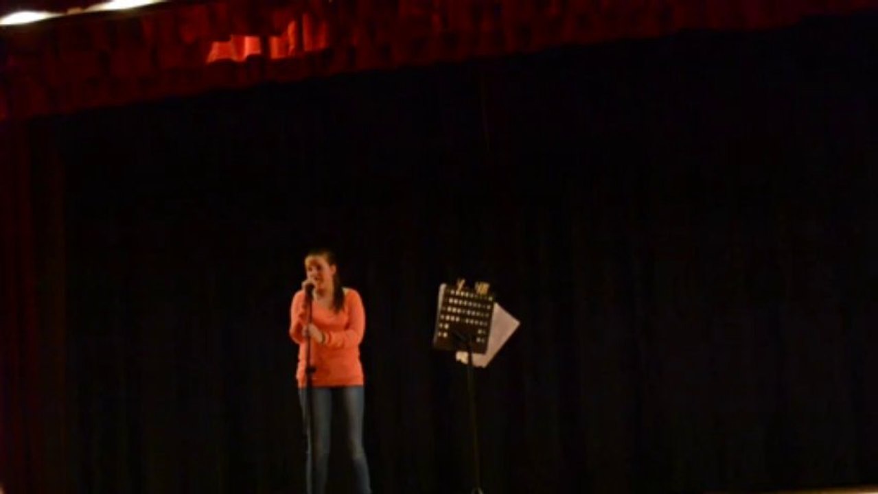 Lola Reva chante "Et je t'aime encore"