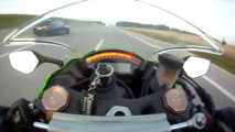 Un motard à plus de 300km/h se fait doubler par une voiture