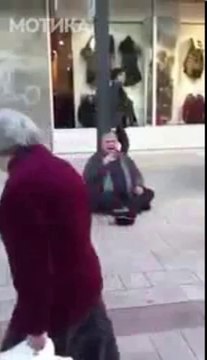 МОТИКА: Бездомник ја пее „Hello“