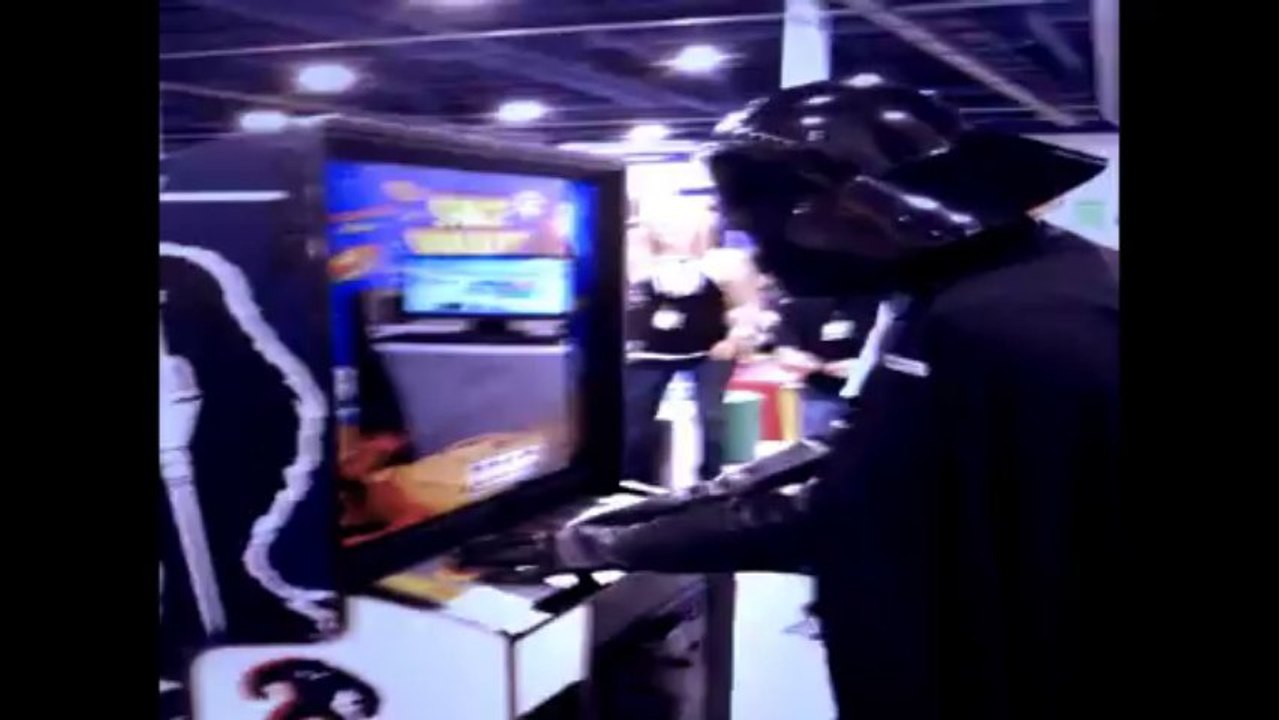 DARTH VADER PLAYS SPACE INVADERS IN LAS VEGAS