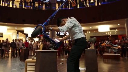 Objets en équilibre - Artiste complètement barré à Dubaï.