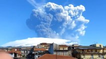 Éruption du volcan Etna en Italie.