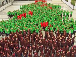 Живая новогодняя ёлка из 852 человек