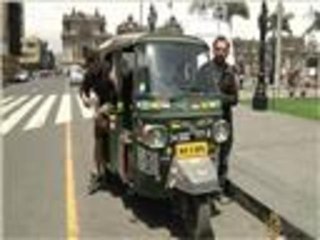 مدرسان بريطانيان يحققان رقما قياسيا بسيارة "الركشة"