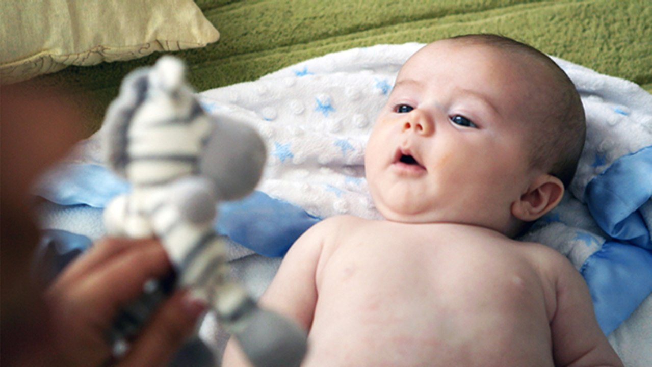 Ein neugeborenes Baby, Entwicklung und Spielen