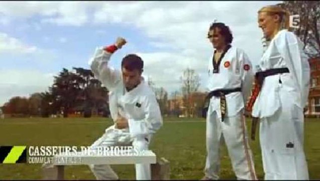 Un chroniqueur de France 5 casse des briques à mains nues !