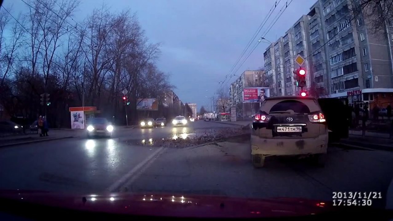 La route explose sous une voiture en Russie