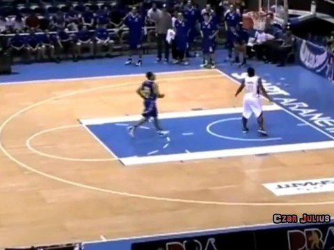 Un faux défenseur trompe l'équipe adverse au basket