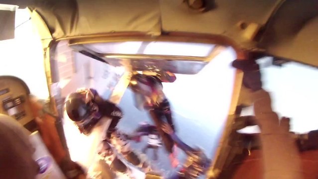 O momento angustiante em que dois aviões colidem no ar