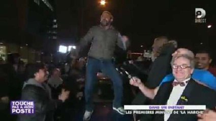 Cyril Hanouna interpelle un automobiliste et monte sur sa voiture en direct !