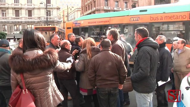 Napoli - I lavoratori Cub occupano la Camera di Commercio (25.11.13)