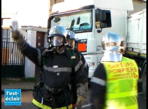 Un poids lourd transportant des déchets radioactifs glisse sur une plaque de verglas