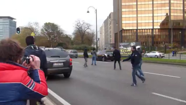 Les taxis lancent des oeufs sur leurs collègues qui ne manifestent pas
