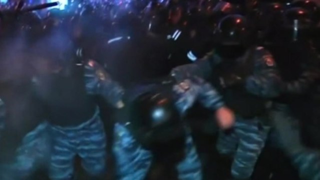 New clashes break out between Ukrainian riot police, pro-EU demonstrators in Kiev