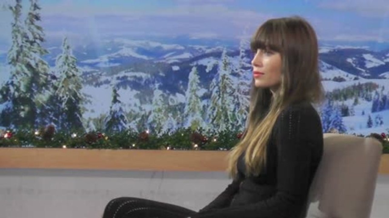 Jessica Biel Stays Home To Watch American Music Awards