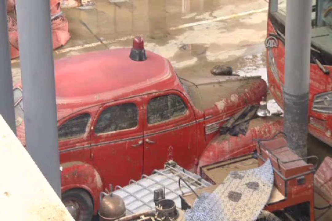 İzmir'de sular çekildi, çamur kaldı