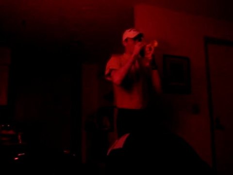 Sandstorm avec une trompette en jouet