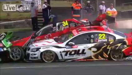 Video herunterladen: V8 Supercars Spectacular Crash in Slow Motion