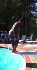 Backflip dans la piscine - Raté...