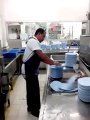 Lavage d'assiette de dingue :  50 assiettes en 10 secondes