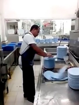 Lavage d'assiette de dingue : 50 assiettes en 10 secondes