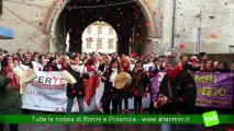 Rimini dice no alla violenza sulle donne: la pioggia non ferma la camminata