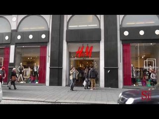 Napoli - "Napoletano di m...", polemica su cartelli vicino H&M (25.11.13)