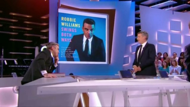 Antoine De Caunes montre ses fesses tatouées à Robbie Williams