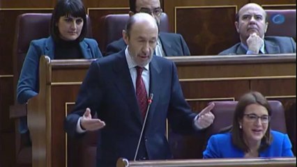 Rubalcaba pide explicaciones a Rajoy por la contabilidad B y éste le responde sobre el paro