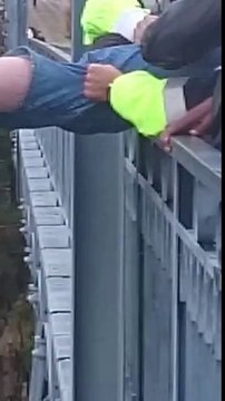 ▶ Homem tenta suicídio na ponte D Luis no Porto
