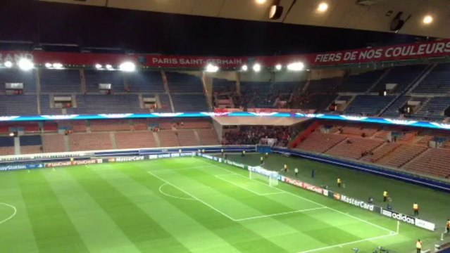 Το τραγούδι των φίλων του Ολυμπιακού στο Παρκ ντε Πρενς