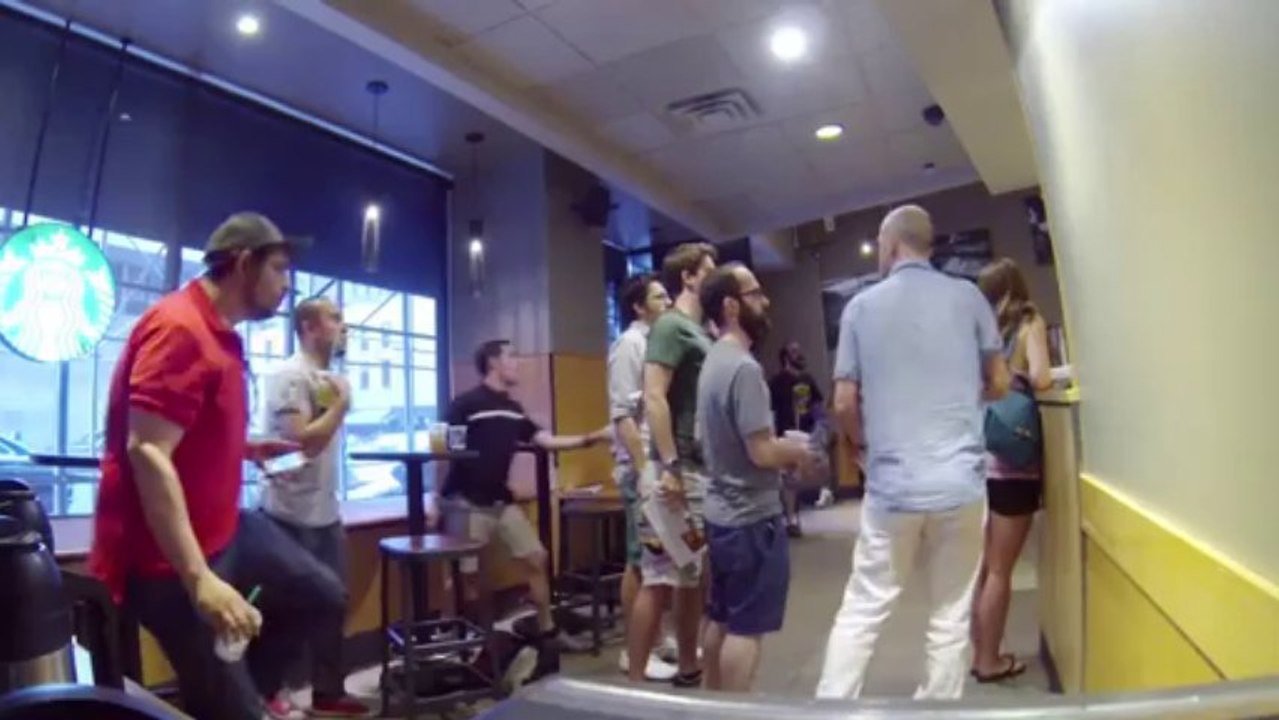 Spartacus au Strabucks - Caméra cachée.. I'm Spartacus !!