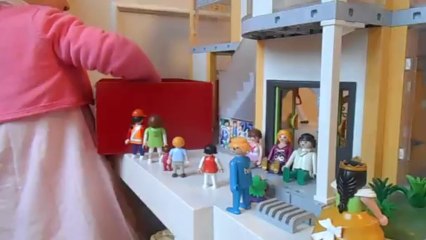 Honorine joue aux Playmobils 2