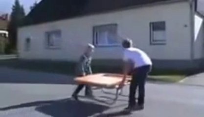 حادث تصادم بين شاحنة وسيارة بسبب شقاوة طفلين