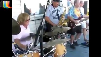 Mamie joue de la batterie ! (BUZZ)